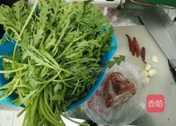 茼蒿炒肉丝的做法图解1