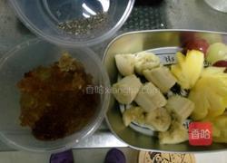 桃胶奇亚籽水果羹的做法图解1
