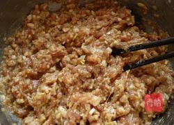 荠菜猪肉饺子馅的做法图解3