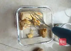 Illustration of how to make banana egg pancake 2