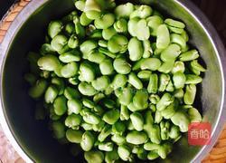 青蚕豆焖糯米饭的做法图解1