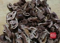 尖椒炒肥肠的做法图解2