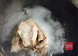 胡萝卜排骨汤的做法图解1