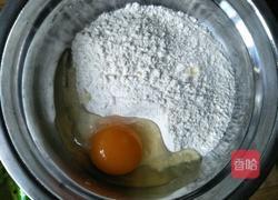 菠菜汁鸡蛋饼的做法图解1