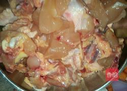 胡萝卜烧鸡的做法图解1