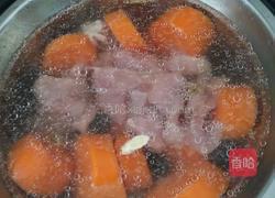 胡萝卜瘦肉炖汤的做法图解3