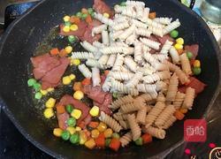 培根炒螺旋意面的做法图解5