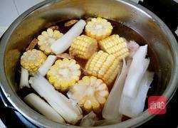 冬瓜玉米排骨汤的做法图解1