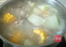 冬瓜玉米排骨汤的做法图解2