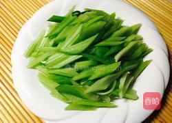 虾仁炒芹菜的做法图解1
