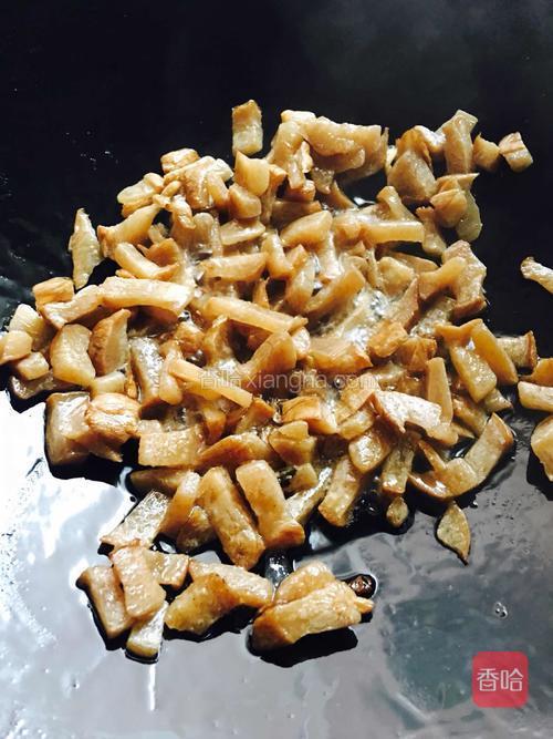 待萝卜干微金黄透亮时就可以了(用中小火炒大约5-8分钟,千万不能用大火)