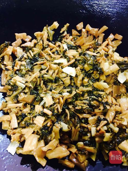 倒入炒好的梅菜一起回锅翻炒,加入姜汁和老抽大火炒匀。(喜欢吃超辣的这时加些小尖椒粒和干辣椒更香,因为孩子吃就不放太辣)