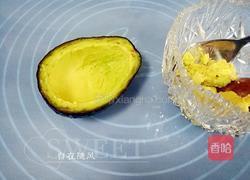 牛油果焗蛋的做法图解2