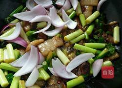 家常五花肉炒蒜芯的做法图解12