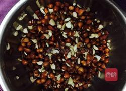 五彩杏仁的做法图解1