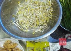 猪肠炒豆芽的做法图解1
