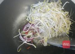 猪肠炒豆芽的做法图解3