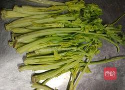 凉拌芹菜心的做法图解1