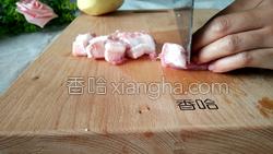 猪肉炖土豆的做法图解1