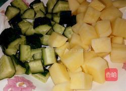 土豆黄瓜丁的做法图解1
