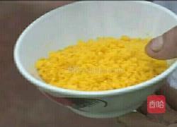 咸蛋黄炒菠菜的做法图解1