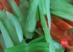 西芹炒腰果的做法图解6