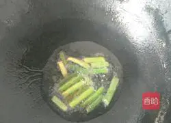 Illustration of how to make noodles with scallion oil 6