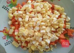 胡萝卜玉米粒炒蛋的做法图解1