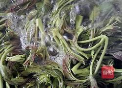 香椿煎鸡蛋的做法图解2