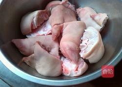 家常酱猪蹄的做法图解1