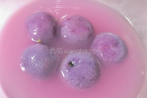 粉色紫薯汤圆