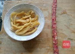 萝卜干炒腊肠的做法图解1