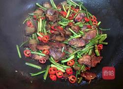 野芹菜炒腊肉的做法图解8