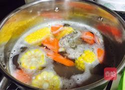 胡萝卜玉米栗子脊骨汤的做法图解4