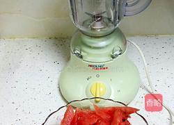 西瓜汁（料理机版）的做法图解1