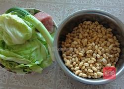 炖黄豆肉丁的做法图解1