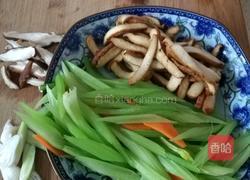 西芹炒香干的做法图解1