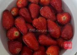 糖水草莓的做法图解1