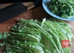 绿甘蓝炒粉条的做法图解1