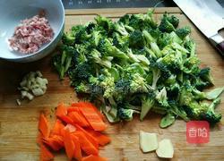 肉末西兰花的做法图解1