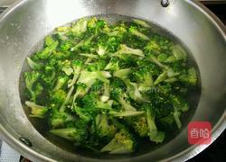 肉末西兰花的做法图解2