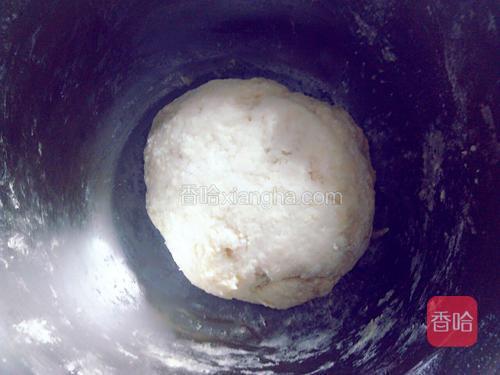 往里面慢慢加牛奶揉匀，牛奶不要一次加完，这个要根据自己家里的面粉添加