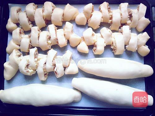 烤盘上铺油纸，面包全部做好装盘