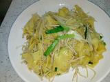 金针菇炒鸡蛋饼