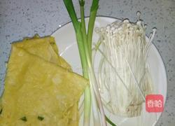 金针菇炒鸡蛋饼的做法图解1