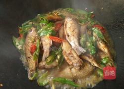 辣椒炒小鱼的做法图解14