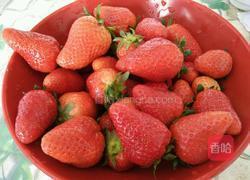 冰糖草莓的做法图解1
