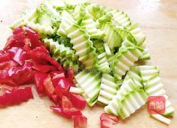 西葫芦腊肠小炒的做法图解1