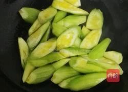 丝瓜油面筋的做法图解2