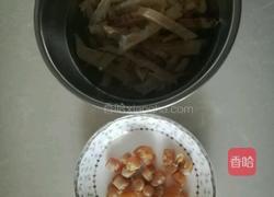 玉米胡萝卜墨鱼炖肉的做法图解3